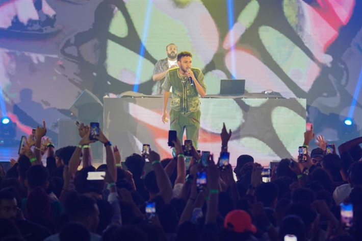 أسماء جلال ترقص على 