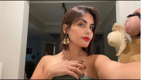 أمل الشهراني تكسر القيود الخليجية وترتدي بكيني على البحر وانتقادات حادة لها