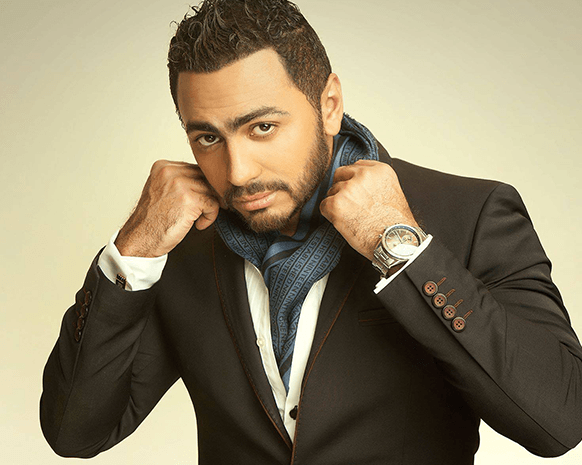 بالفيديو- تامر حسني يهرب من معجبة على المسرح