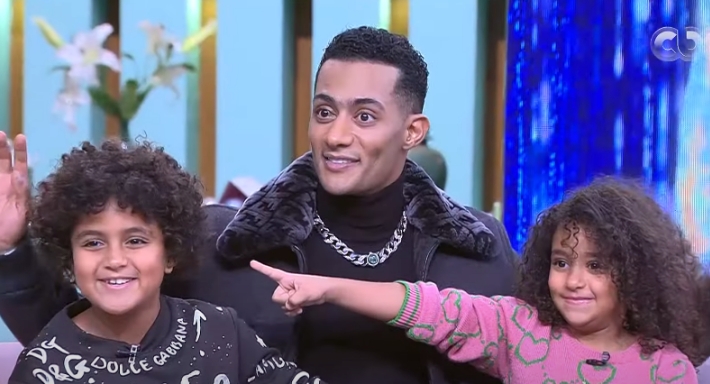 محمد رمضان وأبناؤه ضيوف برنامج معكم منى الشاذلي احتفالاً بالعام الجديد