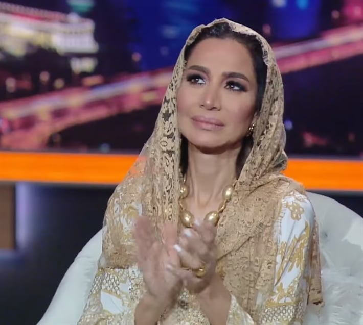 بسمة وهبة تثير الجدل بفيديو غريب أثناء خسوف القمر ثم تحذفه