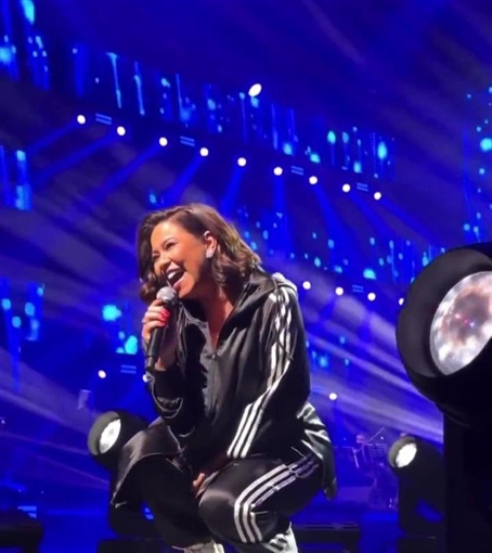 بملابس رياضية.. شيرين عبد الوهاب ترقص في حفل 