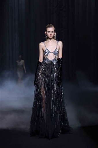 ميريام فارس بفستان جرىء ومكشوف في حفلها بـ قبرص