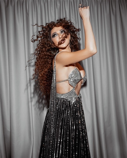 ميريام فارس بفستان جرىء ومكشوف في حفلها بـ قبرص