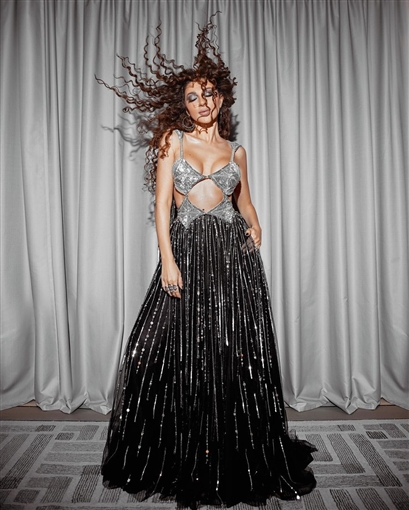 ميريام فارس بفستان جرىء ومكشوف في حفلها بـ قبرص