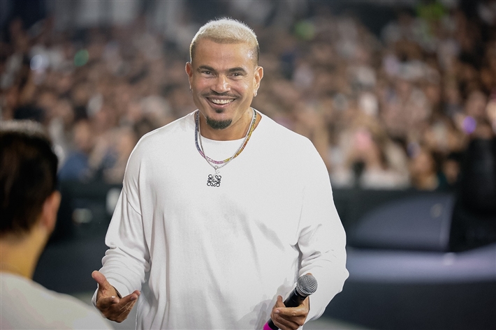 مدحت العدل: عمرو دياب يرفض العودة للسينما لأنه لا يريد أن يفقد مكانته كـ 