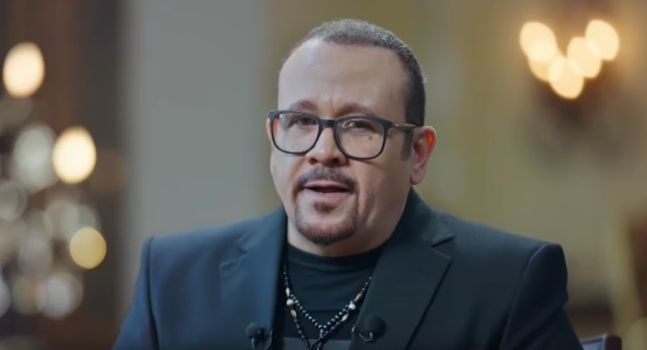 تدهور حالة هشام عباس الصحية ومنعه من الكلام بأمر الطبيب