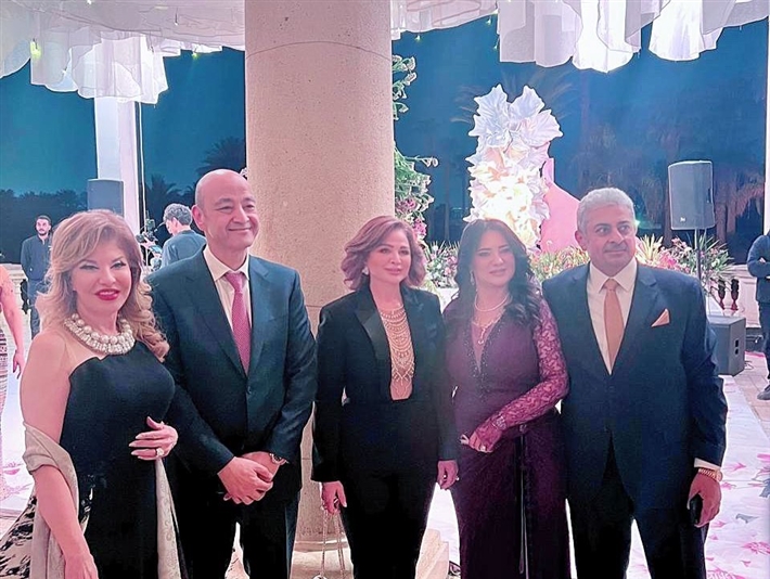 وجهاً لوجه… عمرو أديب أمام لميس الحديدي في حفل خطوبة نجلهما