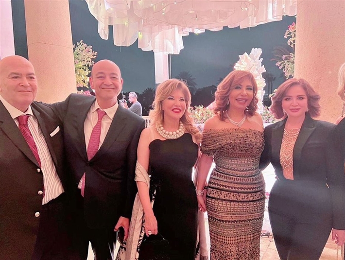 وجهاً لوجه… عمرو أديب أمام لميس الحديدي في حفل خطوبة نجلهما