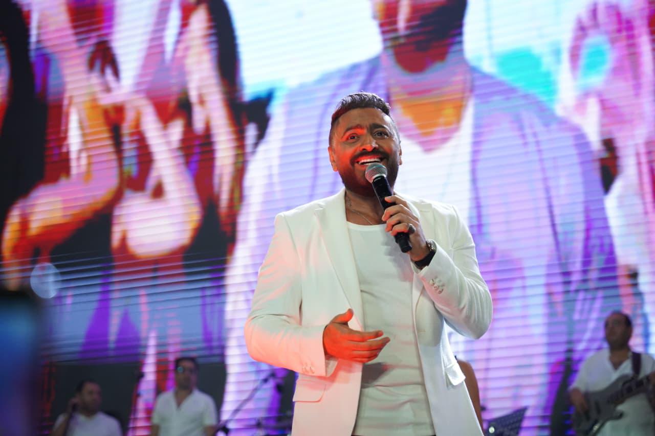 كامل العدد.. تامر حسني والشامي يشعلان حفلهما بمهرجان مراسي 