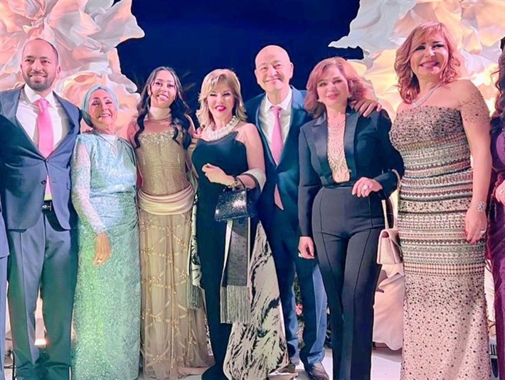 وجهاً لوجه… عمرو أديب أمام لميس الحديدي في حفل خطوبة نجلهما