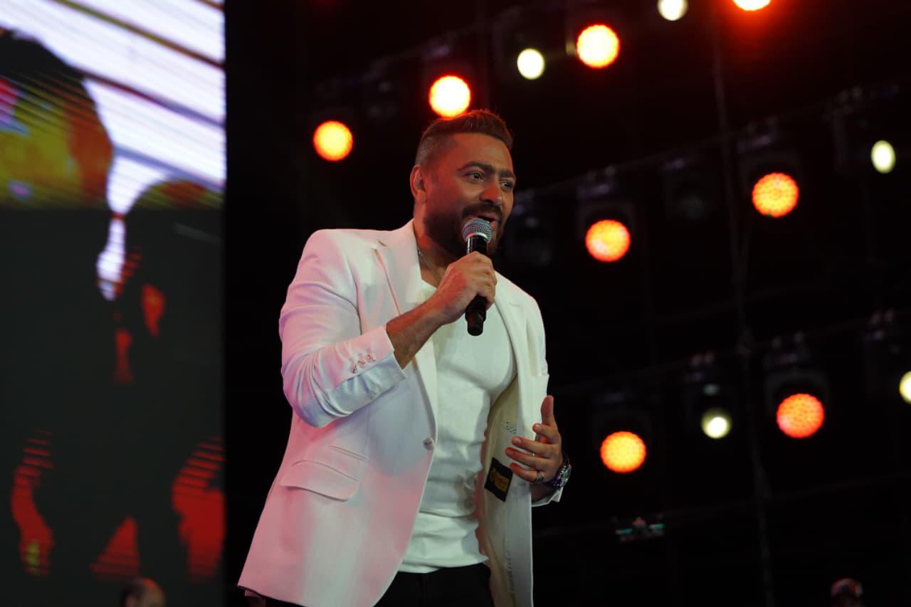 كامل العدد.. تامر حسني والشامي يشعلان حفلهما بمهرجان مراسي 