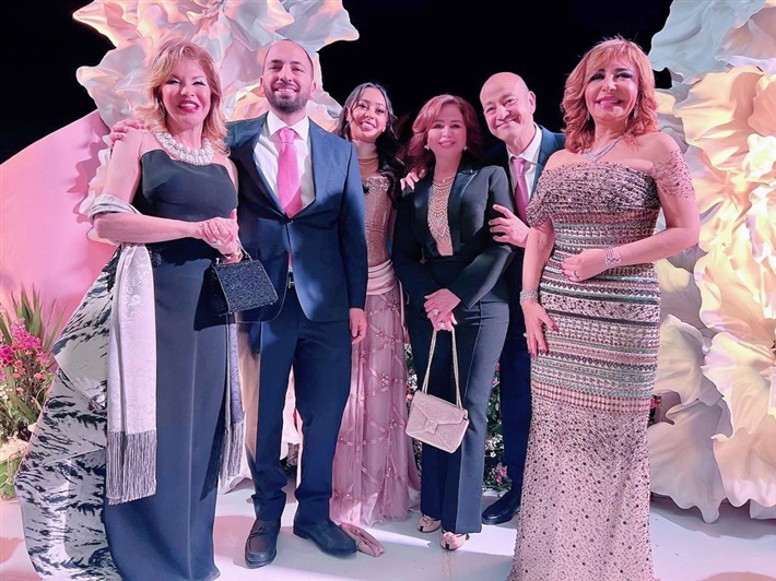 وجهاً لوجه… عمرو أديب أمام لميس الحديدي في حفل خطوبة نجلهما