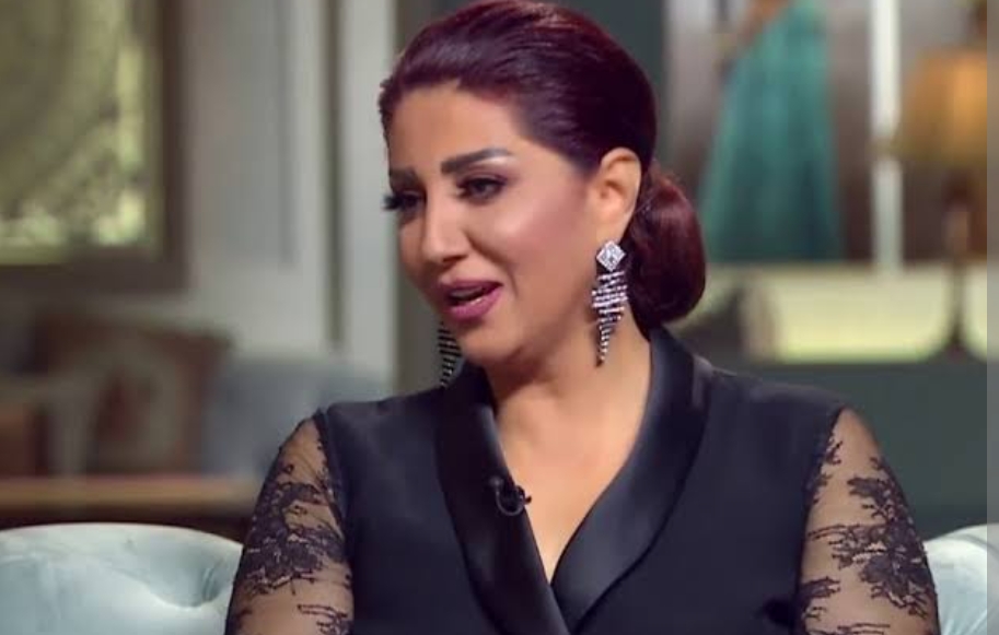 الفنانة تجيب… هل هربت وفاء عامر خارج مصر؟