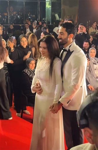 بالزغاريد... أول ظهور رسمي لـ مي عز الدين وزوجها أحمد تيمور في حفل خاص بالموضة