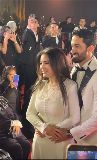 بالزغاريد... أول ظهور رسمي لـ مي عز الدين وزوجها أحمد تيمور في حفل خاص بالموضة