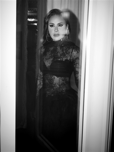 جلسة تصوير ديمة قندلفت بفستان أسود جرىء بفعاليات أسبوع الموضة في باريس