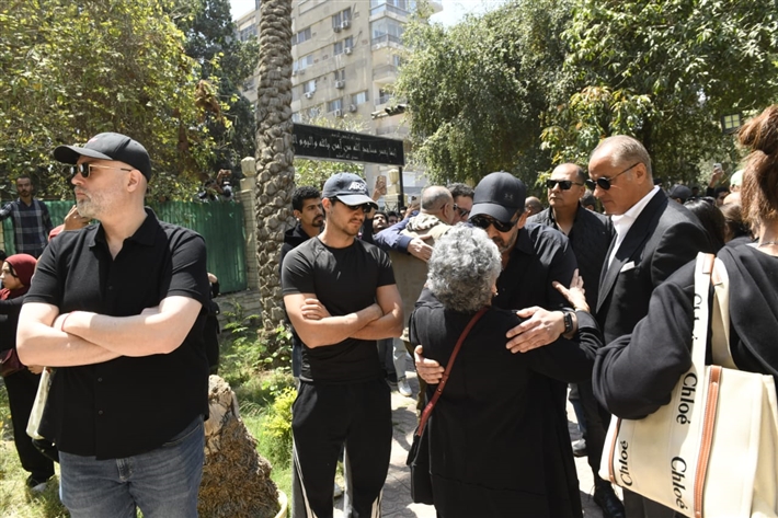 بالصور.. أبرز النجوم في جنازة والد منة شلبي