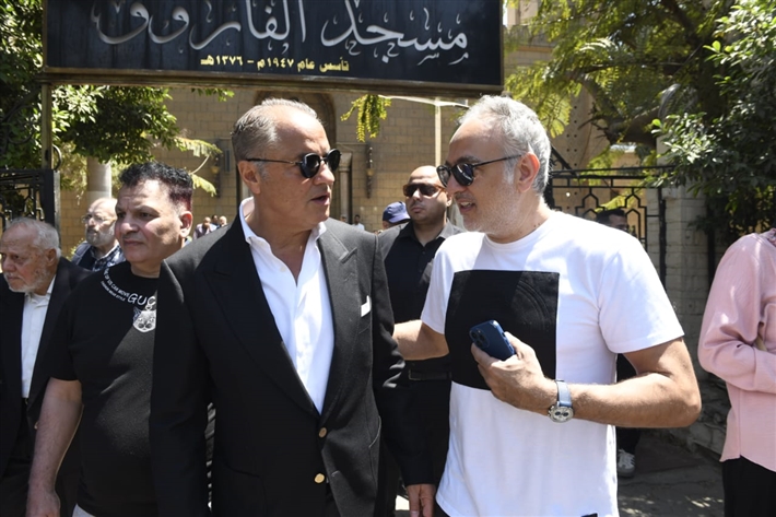 بالصور.. أبرز النجوم في جنازة والد منة شلبي