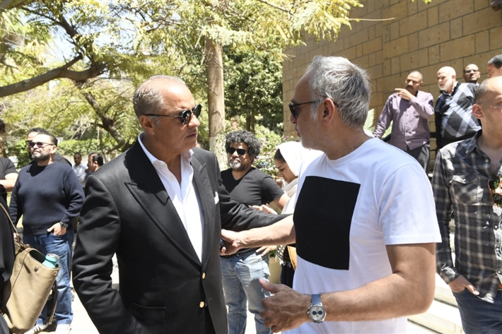 بالصور.. أبرز النجوم في جنازة والد منة شلبي