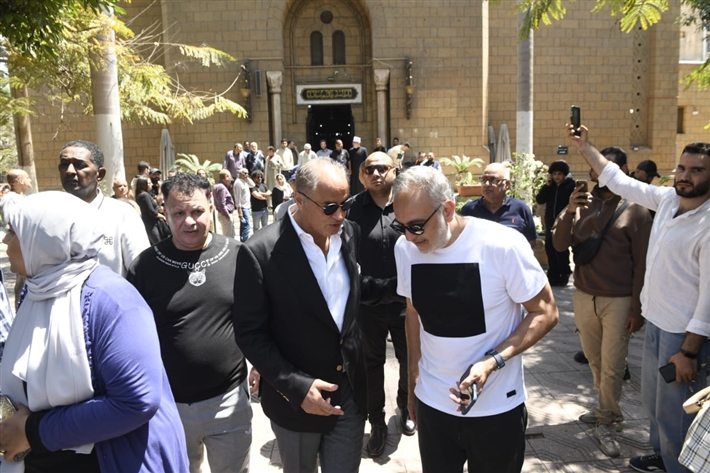 بالصور.. أبرز النجوم في جنازة والد منة شلبي