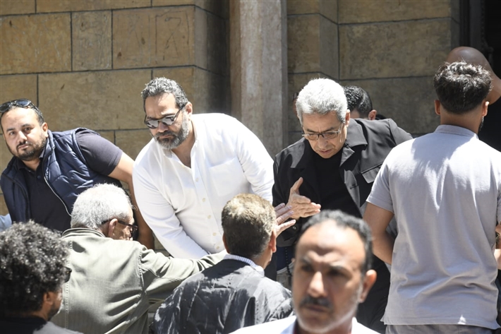 بالصور.. أبرز النجوم في جنازة والد منة شلبي