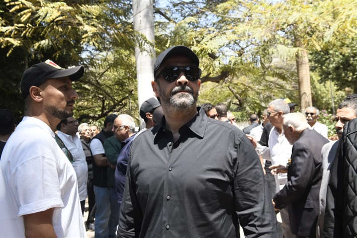 بالصور.. أبرز النجوم في جنازة والد منة شلبي