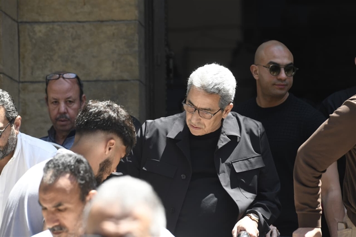 بالصور.. أبرز النجوم في جنازة والد منة شلبي