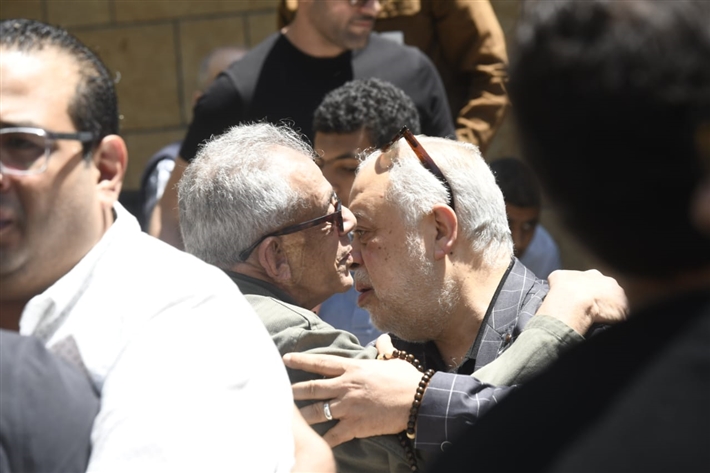بالصور.. أبرز النجوم في جنازة والد منة شلبي