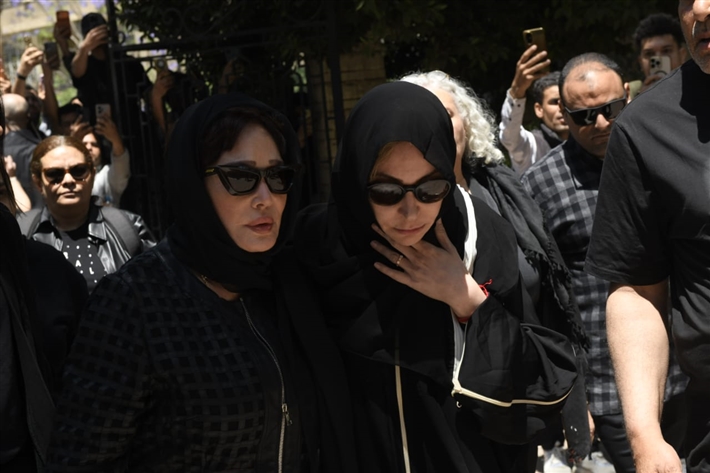 بطلب من الأسرة.. منع كاميرات التصوير في عزاء والد منة شلبي