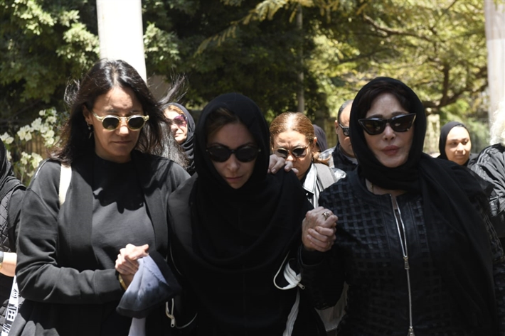 بطلب من الأسرة.. منع كاميرات التصوير في عزاء والد منة شلبي