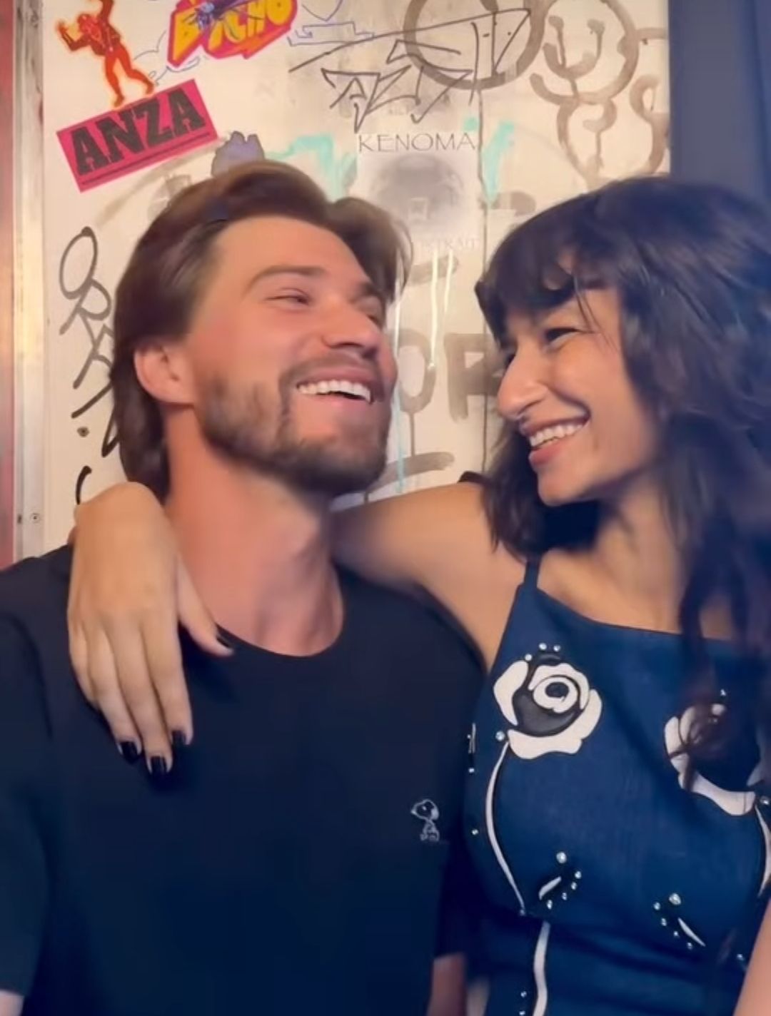 صراخ وبكاء... رد فعل أصدقاء أميرة أديب بعد مشاهدة أغنيتها الجديدة 