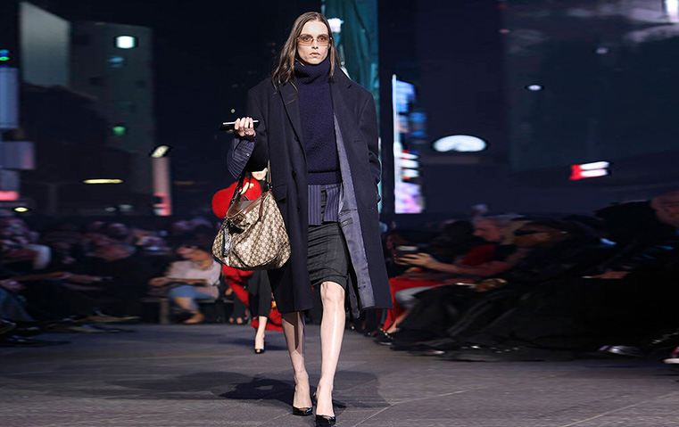 Gucci في تايمز سكوير… عندما تعود الموضة إلى الشارع