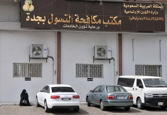 سعودي يخوض مغامرة صحافية ويتقمص دور متسو لة ويحمع 3 آلاف ريال