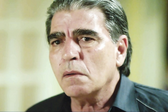 محاصرة أحمد السقا في جنازة محمود الجندي.. والشرطة تتدخل
