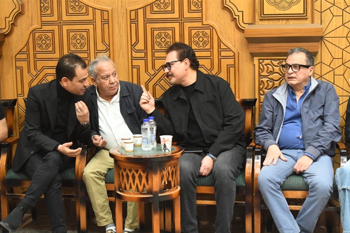 صور... الحزن يسيطر على النجوم في مراسم عزاء سليمان عيد