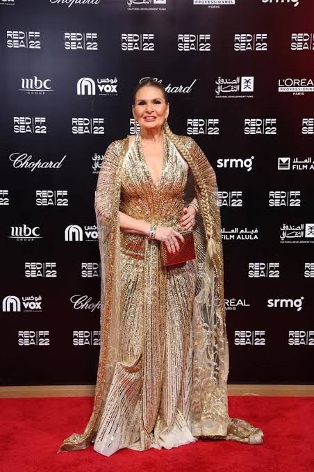 شاروخان يطلب الجلوس أمام يسرا طول حياته والأخيرة ترد: كلامه نغمش قلبي | نواعم