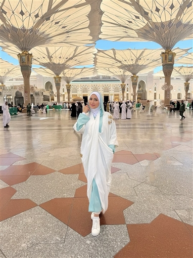 نسرين طافش توثق زيارتها للمدينة المنورة بإطلالة لافتة ورسالة روحانية