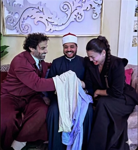يتوسطهما المأذون… صورة تجمع بين أحمد فهمي وأسماء جلال تثير الجدل