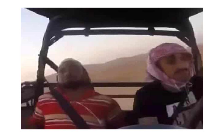 بالفيديو انقلاب سيارة داخلها شابين بالسعودية