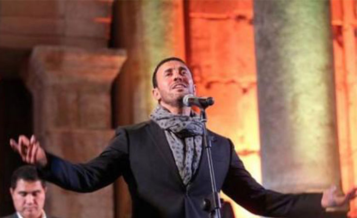 بالفيديو: كاظم الساهر يتعرّض لموقف مُحرِج على المسرح في إحدى حفلاته