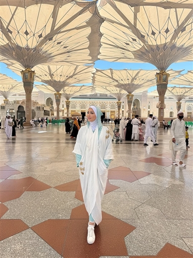 نسرين طافش توثق زيارتها للمدينة المنورة بإطلالة لافتة ورسالة روحانية