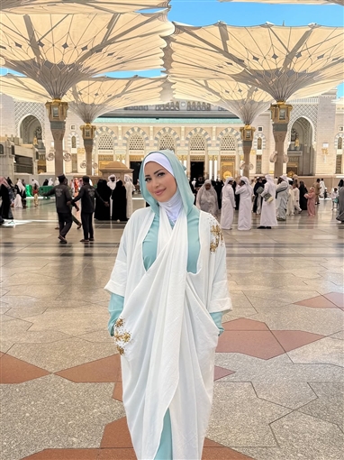 نسرين طافش توثق زيارتها للمدينة المنورة بإطلالة لافتة ورسالة روحانية