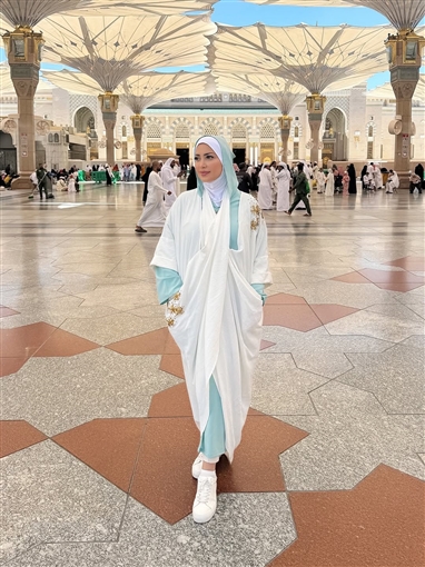 نسرين طافش توثق زيارتها للمدينة المنورة بإطلالة لافتة ورسالة روحانية