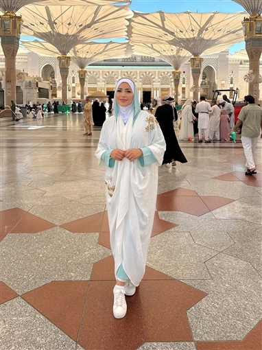 نسرين طافش توثق زيارتها للمدينة المنورة بإطلالة لافتة ورسالة روحانية