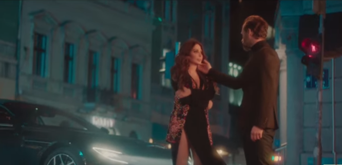 إليسا تعود للرومانسية في «كرهني»