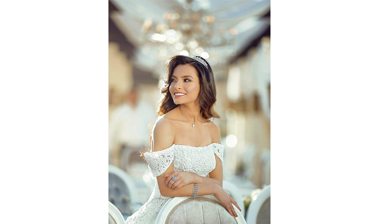 10 صور تظهر جلسة تصوير كارمن سليمان المميزة اثناء حفل زفافها