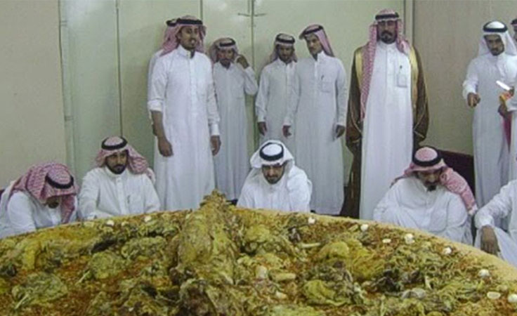 بالفيديو: وليمة كبيرة داخل أحد الأفراح بالمملكة !