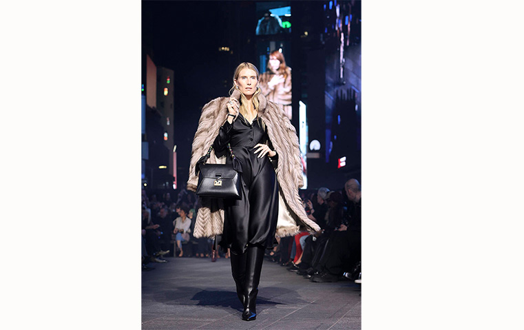 Gucci في تايمز سكوير… عندما تعود الموضة إلى الشارع