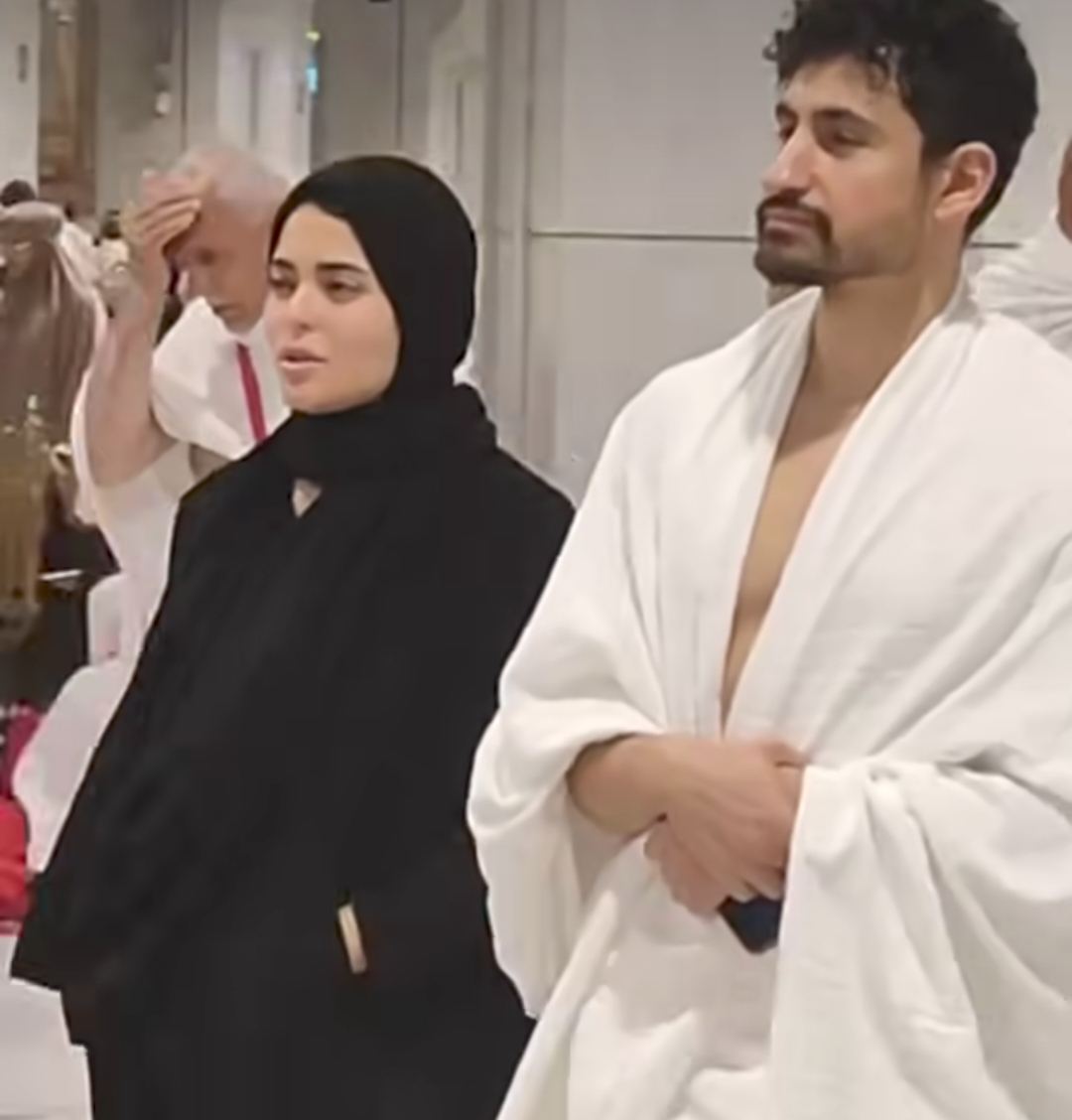 بعد وصلة الرقص... فيديو متداول لأسماء جلال وأمير المصري يؤديان العمرة سوياً